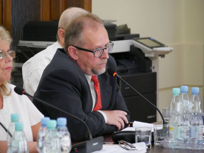 Radny Marek Kuźmiński pytał Martina Bożka czy gminy ze wspomnianej przez niego listy mają ustaloną stuprocentową stawkę podatku z czego np. nie korzysta