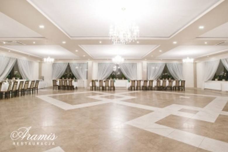 1. Aramis, Skarżysko, ul. Szkolna 13Skarżyski lokal dysponuje nową, wielką, pięknie oświetloną salą balową dla 300 gości, oraz dwoma mniejszymi, klimatyzowanymi