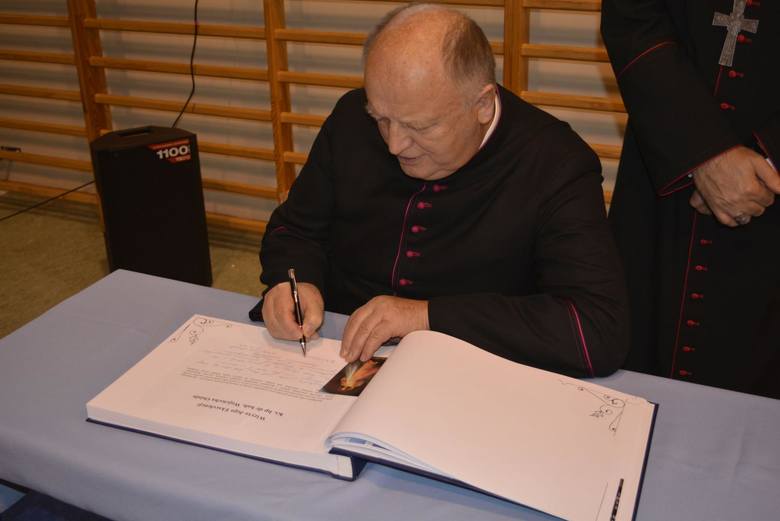 Ksiądz biskup Osial odwiedził ZSP nr 3 w Łowiczu [ZDJĘCIA]