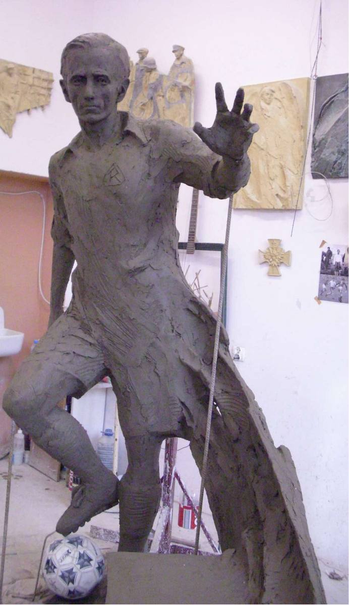Rzeźbiarz chciał przedstawić Gerarda Cieślika w "ruchu"