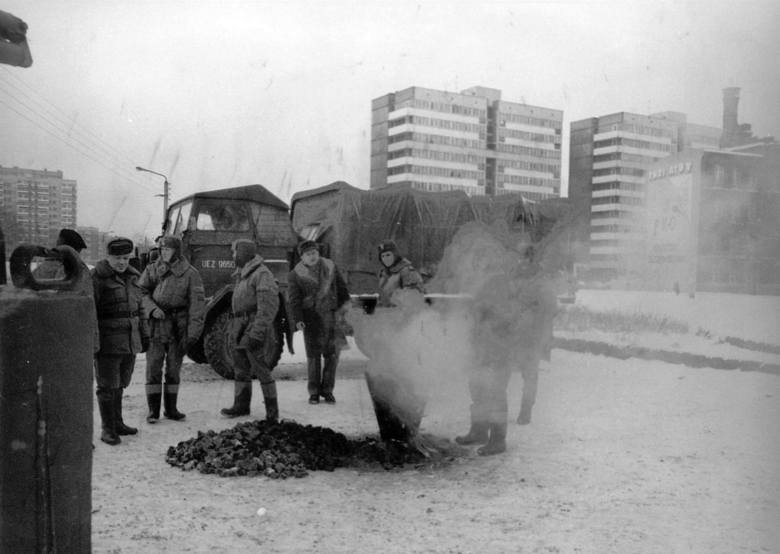 Żołnierze z Żagania zostali wysłani 13 grudnia do Wrocławia. Koksowniki na ulicach, obrazek charakterystyczny dla pierwszych tygodni stanu wojennego