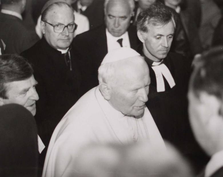 Podczas pielgrzymki w 1995 roku Jan Paweł II w duchu ekumenizmu spotkał się także ze społecznością ewangelicką. Dzisiaj temat ekumenicznej współpracy ma się nieźle - ocenia bp Adrian Korczago. Na zdjęciu Jan Paweł II i ówczesny proboszcz parafii  w Goleszowie, ks. Roman Dorda.