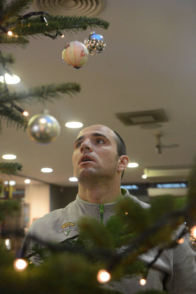 Koszykarz Stelmetu Szymon Szewczyk poznał świąteczne zwyczaje we Włoszech, Rosji i w Słowenii.
