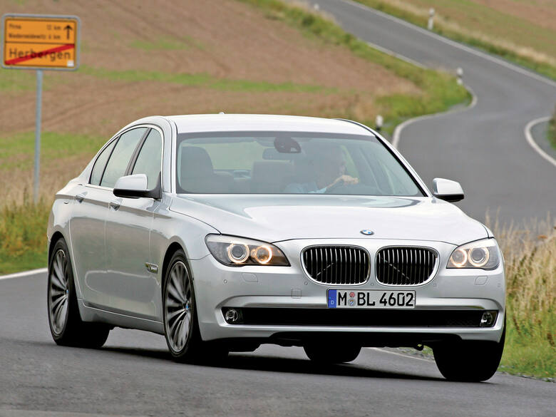 BMW 7 2008By ulżyć portfelowi lepiej wybierać egzemplarze wyprodukowane po 2003 r., a jeszcze lepiej po modernizacji przeprowadzonej w 2005 r. I nie