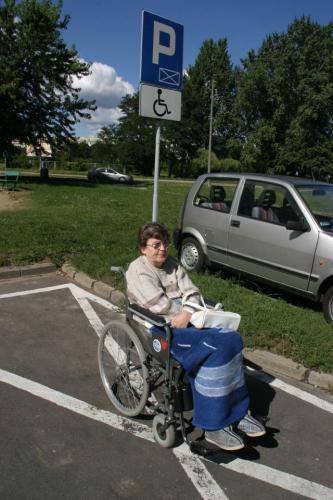 Fot. Robert Kwiatek: Za zaparkowanie nieupawnionego samochodu w miejscu dla inwalidów grozi założenie blokady i mandat od 20 do 500 zł.