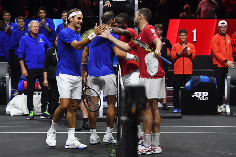 Roger Federer skłąda gratulacje zwycięzcom poo swoim ostatnim meczu w karierze w parze z Rafaelem Nadalem