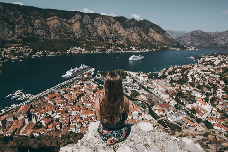 Kobieta podziwiająca widok na Kotor