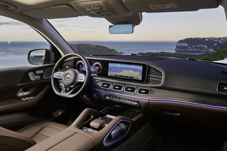 Mercedes GLS Nowy Mercedes-Benz GLS to największy luksusowy SUV spod znaku trójramiennej gwiazdy. Nowością jest m.in. zelektryfikowany silnik V8 z układem