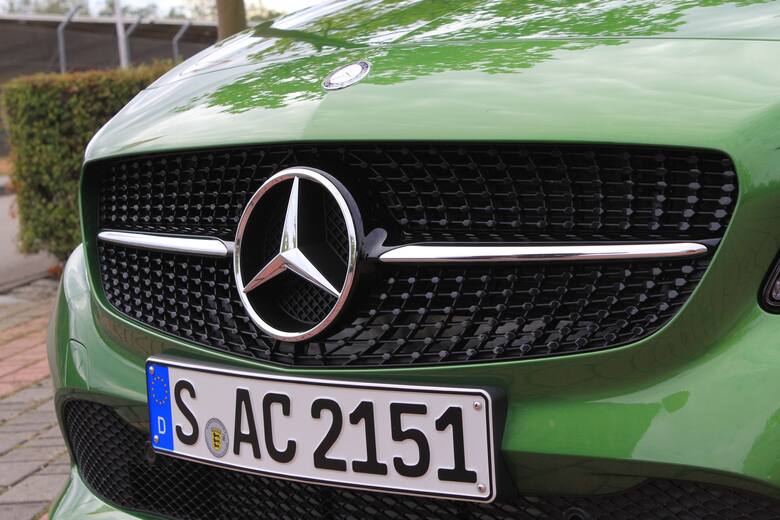 Standardowo każdy Mercedes-Benz klasy A wyposażony jest teraz w manualną klimatyzację, komputer pokładowy, elektrycznie sterowanie szybami, fotochromatyczne