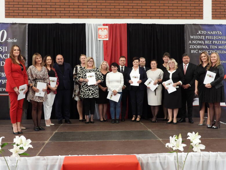 W Publicznej Szkole Podstawowej w Skaryszewie uhonorowano nauczycieli z całej gminy.