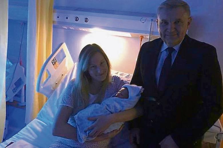 Małego Kacpra i jego mamę w białostockim szpitalu klinicznym prezydent Tadeusz Truskolaski odwiedził 1 stycznia