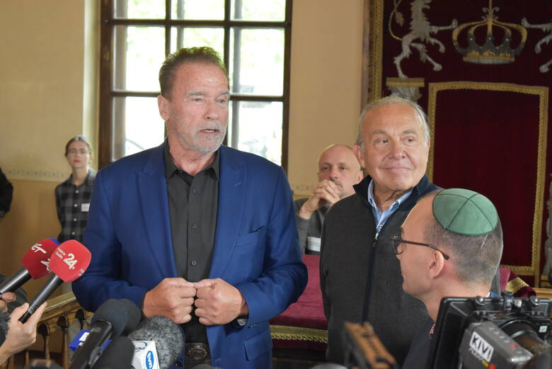 Arnold Schwarzenegger odwiedził synagogę w Oświęcimiu i Muzeum Żydowskie
