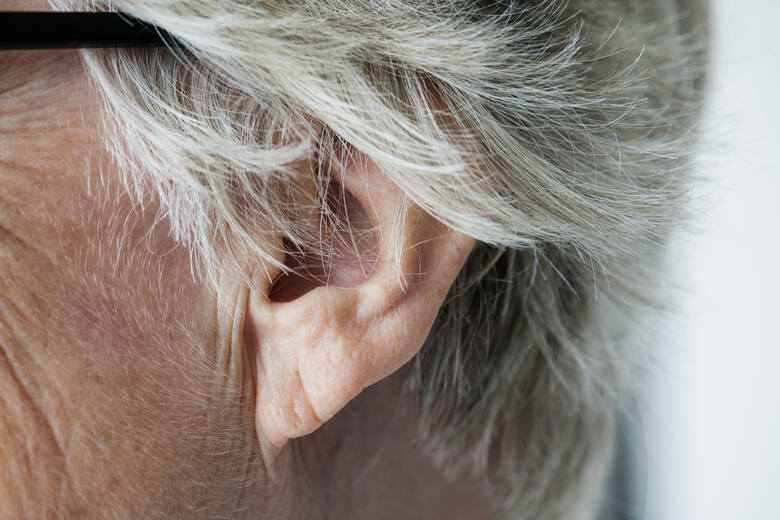 Ucho starszej kobiety