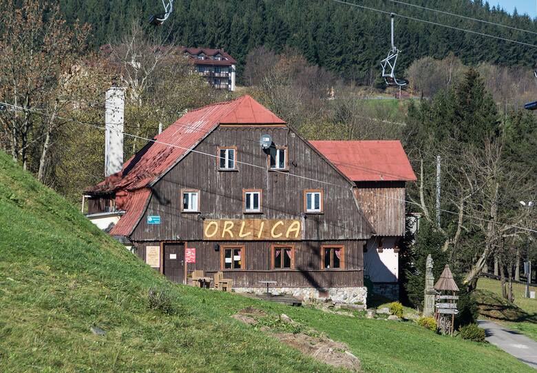 Schronisko „Orlica” w Dusznikach-Zdroju to może najstarszy budynek w całym Zieleńcu. W tym zabytku można nie tylko przenocować, ale i dobrze zjeść. Zdjęcie