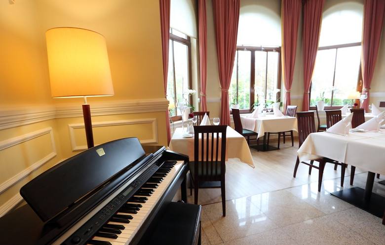 W sali restauracyjnej jest także pianiono. Goście mają okazję wysłuchiwać pięknych utworów granych na żywo.