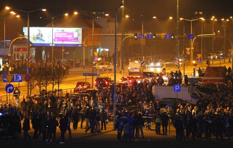 Z ustaleń policji wynika, że kibic został uderzony w barze znajdującym się na stadionie przy ul. Bułgarskiej. 