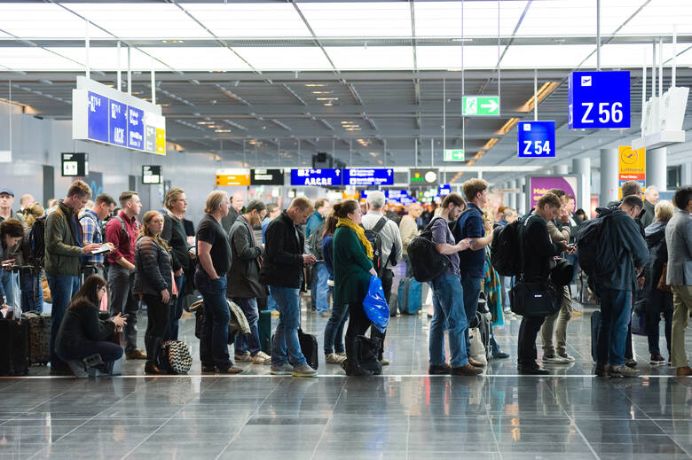 Dzięki kontroli biometrycznej i bramkom do samodzielnej odprawy możemy w prosty sposób uniknąć długich kolejek na lotniskach.