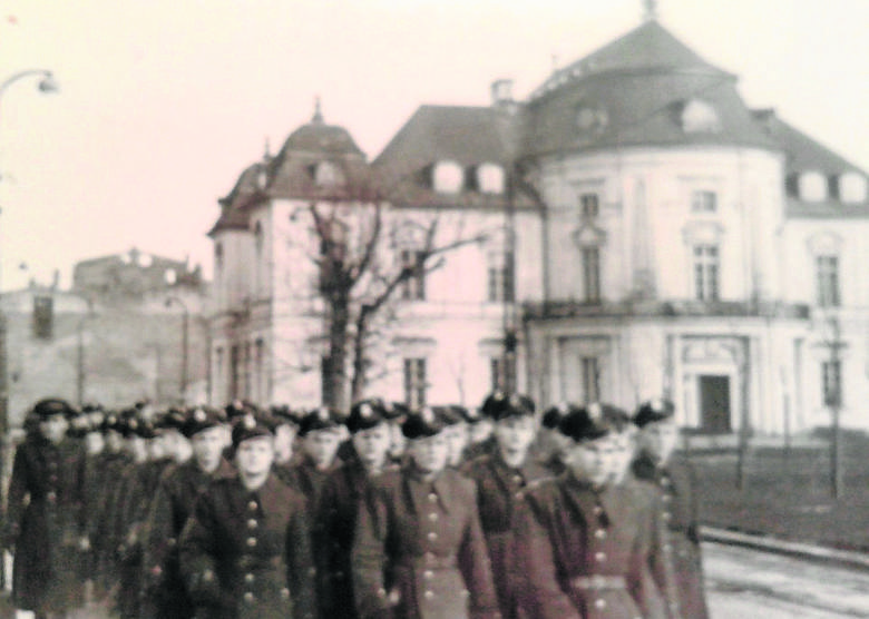 1952 r. Kompania ckm w marszu przed Muzeum Lenina (obecnie Muzeum Niepodległości) w Warszawie. Tu jestem w pierwszej czwórce oddziału.