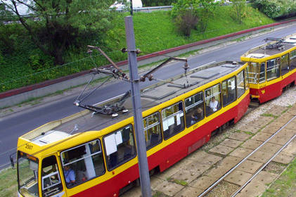 Sieć trakcyjna to zespół przewodów zawieszonych nad torem służący do doprowadzenia energii do tramwaju. Jej najważniejszą częścią jest przewód jezdny podwieszony na wysokości 4,6 m na linie nośnej za pomocą wieszaków. 