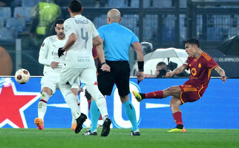 Roma rozbiła w dwumeczu AC Milan i pewnie przeszła do półfinału Ligi Europy. Nicola Zalewski przyspawany do ławki
