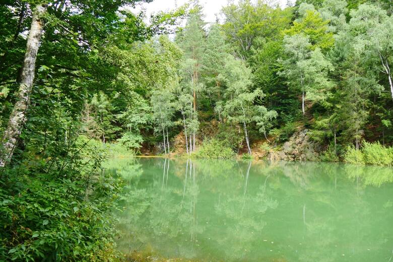 Kolorowe Jeziorka na Dolnym Śląsku. Zachwycają o każdej porze roku. Jak tam dojechać z Wrocławia?