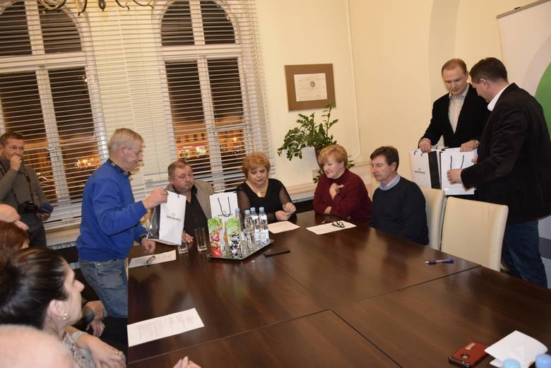 Prezydent Skierniewic Krzysztof Jażdżyk podpisał umowy z siedmioma skierniewickimi rodzinami, uczestnikami drugiej edycji Programu Ograniczania Niskiej Emisji. W tej edycji programu z dofinansowania skorzystają 134 rodziny, którzy otrzymają zwrot połowy kosztów wymiany systemu ogrzewania w domach.