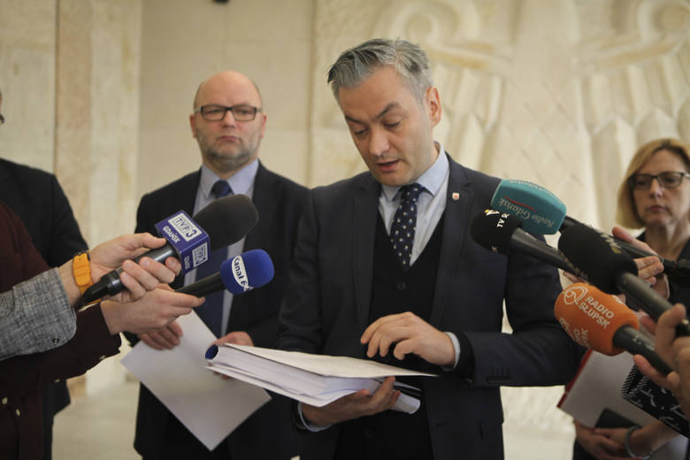 Podczas cotygodniowej konferencji prasowej w ratuszu , prezydent Słupska Robert Biedroń przedstawił wnioski płynące z opracowanej Białej Księgi dotyczącej budowy akwaparku. 