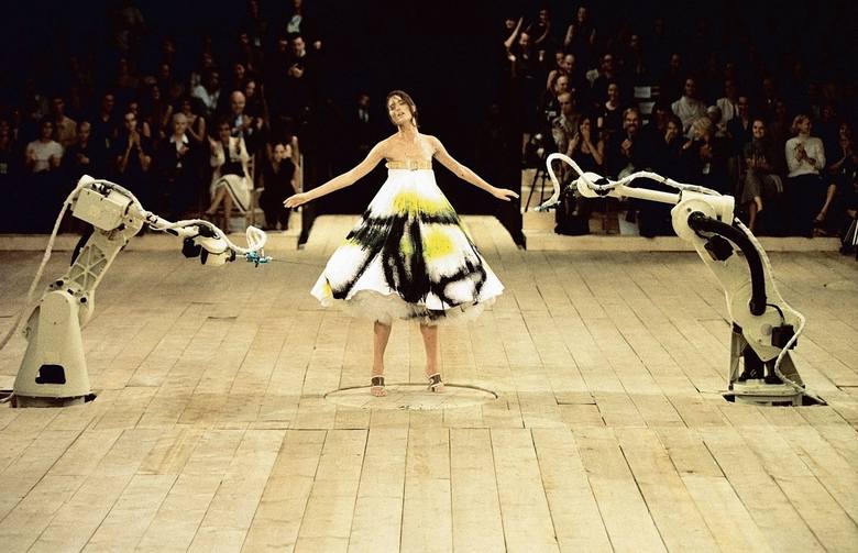 McQueen był ikoną, która swoją markę wypromowała szokującymi projektami, tak ważnymi dla światowej mody oraz popkultury