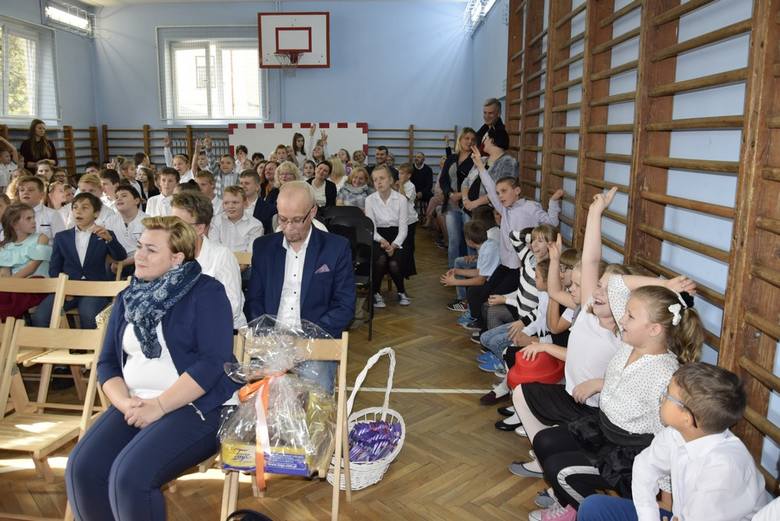 Szkoła Podstawowa nr 1 obchodziła w piątek, 11 października, Dzień Edukacji Narodowej. Dyrektor Anna Łapska wręczyła z tej okazji nagrody nauczycielom oraz pracownikom administracji szkolnej. Uczniowie przygotowali program artystyczny.