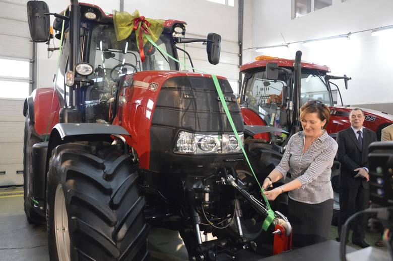 Maria Laska przecina tradycyjną wstęgę