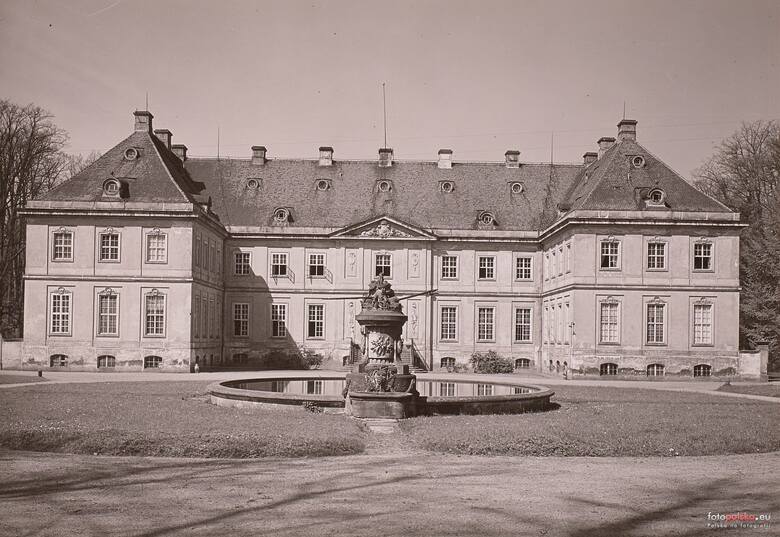 Po pałacu nie został dziś już nawet ślad. Zabytkowe kamienne elementy trafiły w w 1968 roku do Bogatyni. Zalew i amfiteatr zaaranżowano, używając rzeźb