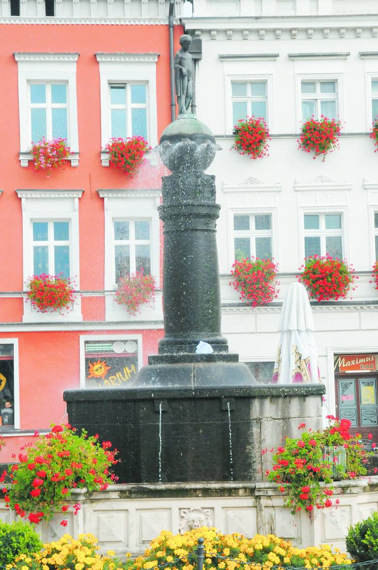 Fontanna: Rzeźba wieńcząca bytomską fontannę jest podobno pierwowzorem "siusiającego chłopczyka" w Brukseli