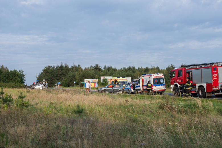 Wypadek w Lesiewie. Trzy osoby ranne.