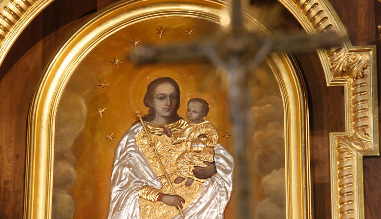 Cudami słynący wizerunek Matki Bożej Pocieszenia z Przeworska. Pierwsze świadectwa łask pochodzą z XVII w 