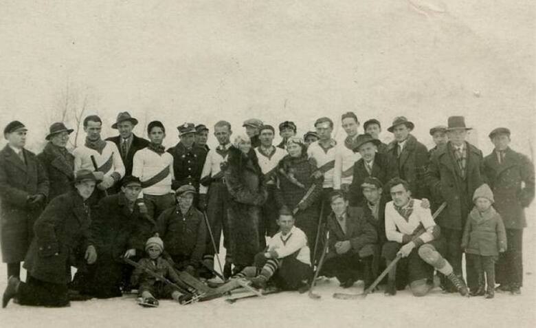 I jeszcze jedno zdjęcie potwierdzające długie tradycje hokejowe w Oświęcimiu. Nie wszyscy mieli wówczas łyżwy, po prostu ślizgało się na butach. Zamiast
