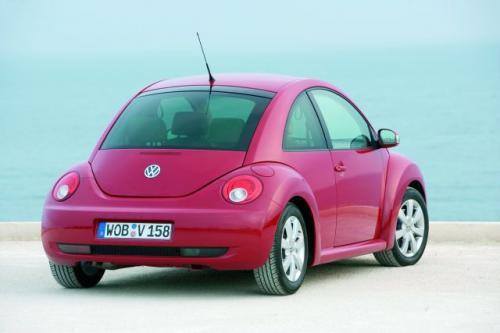 Fot. VW: New Beetle napędzany silnikiem 1,6 l/102 KM jest nieco wolniejszy od Mini.