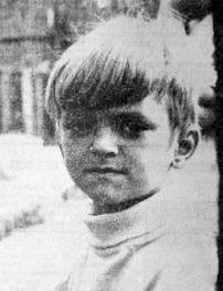 Blondyn o śmiałym spojrzeniu.<br /> To zdjęcie 6-letniego Sławka Szynala opublikowaliśmy 17 lipca 1974 roku w dwutysięcznym numerze „Nowości”. Była też informacja, że rówieśnik naszej gazety za rok wybiera się do szkoły. Dziś możemy dodać, że ukończył Szkołę Podstawową nr 15 na Podgórzu, a w...