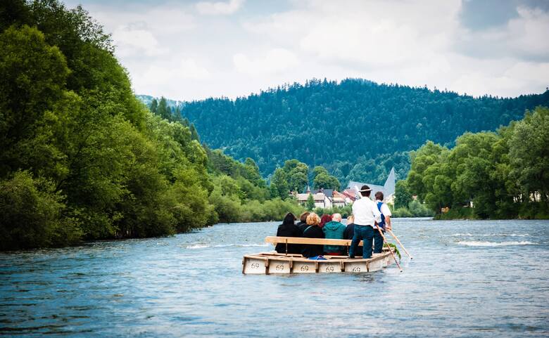 Turyści na tratwie w czasie spływu Dunajcem