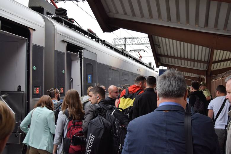 Ekspres z Kijowa do Przemyśla okazał się hitem. Ukraińskie koleje ma w planach uruchamianie następnych połączeń. Ruch jest spory, Przemyśl może zarabiać na ruchu przesiadkowym. Nz. powitanie w niedzielę pierwszego, "bezwizowego" pociągu w Przemyślu.