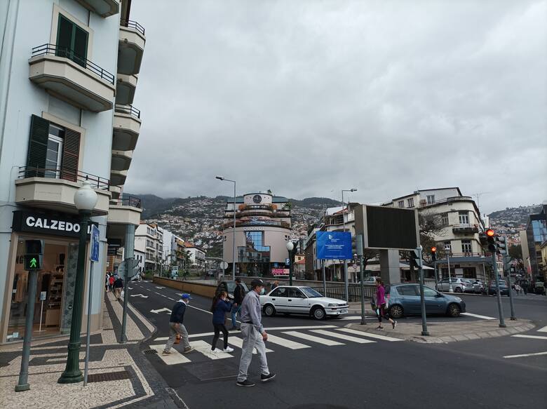 Funchal - miasto na wzgórzach, i to naprawdę wielu. W niektórych miejscach domki stoją na pracowicie wyciętych w skale platformach i tulą się do skał