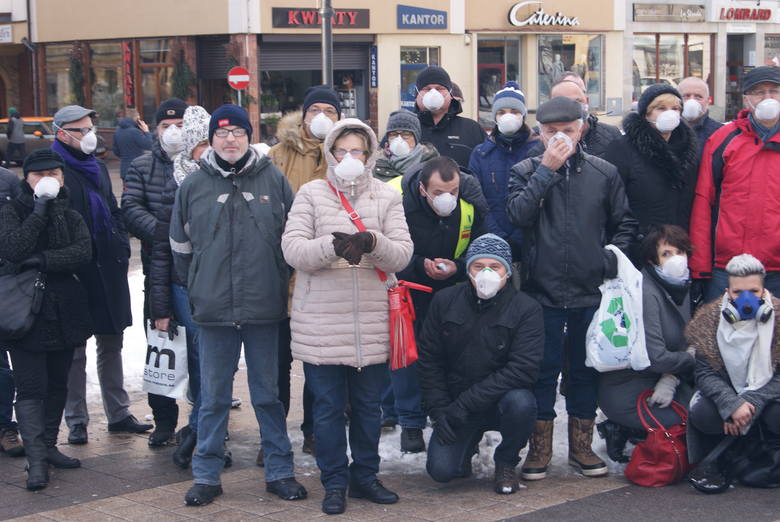 Czarny piątek w Rybniku. Mieszkańcy protestują przeciw smogowi