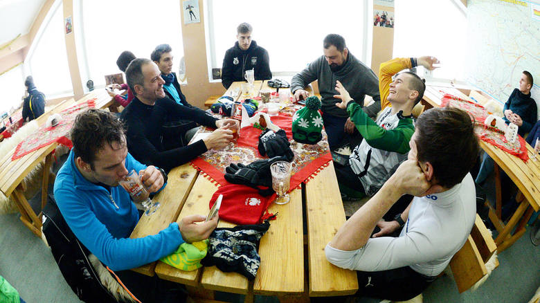 Po intensywnym biegu na nartach odpoczynek przy kawie w barze na Polanie Jakuszyckiej.