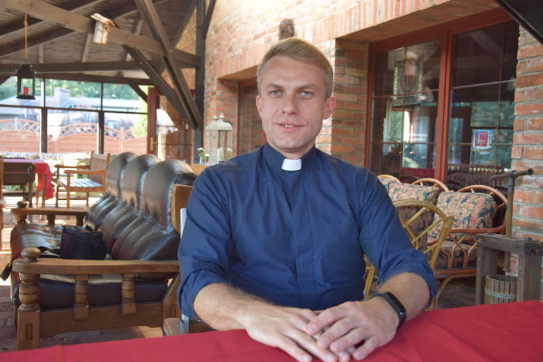 Ksiądz Piotr Bartoszek zachęca do studiowania teologii w nowej formule w Instytucie Teologiczno-Filozoficznym w Zielonej Górze. A na zachętę przedstawia kilka archiwalnych zdjęć, dotyczących studiów w Instytucie 