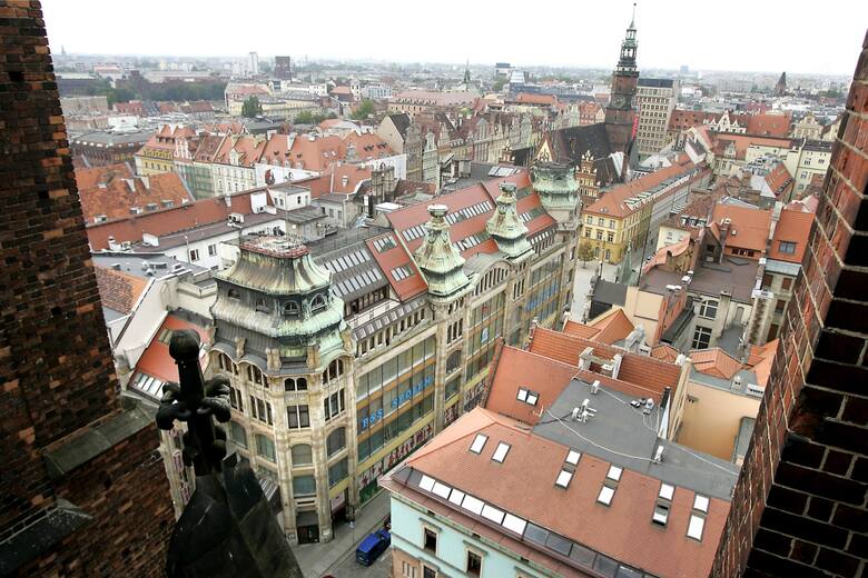 Taki widok rozpościera się z Mostku Pokutnic – wspaniała okazja, żeby popatrzeć na starówkę Wrocławia z nieco innej perspektywy.