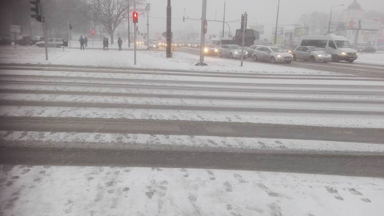 Atak zimy w Lublinie i woj. lubelskim. Warunki na drogach są coraz trudniejsze (ZDJĘCIA CZYTELNIKÓW)