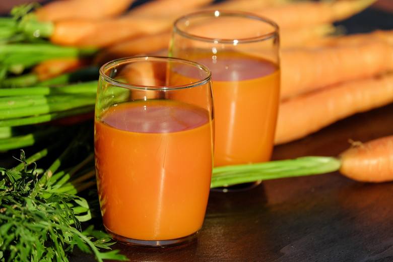 Sok z marchewki dostarcza prawie pięć razy więcej zbawiennych dla zdrowia przeciwutleniaczy niż to warzywo w kostkach, ma jednak znacznie mniej błonnika