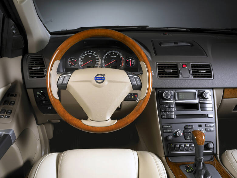 Używane Volvo XC90 (2002-2014)Pierwszą generację luksusowego SUV-a Volvo produkowano aż 12 lat, co dowodzi atrakcyjności tego auta. Ale nie każdy może