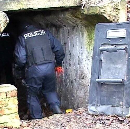 Policjanci obawiali się, że drzwi do bunkra zostały zaminowane. Wzięli więc ze sobą pirotechników. Jednak żadnych ładunków nie było