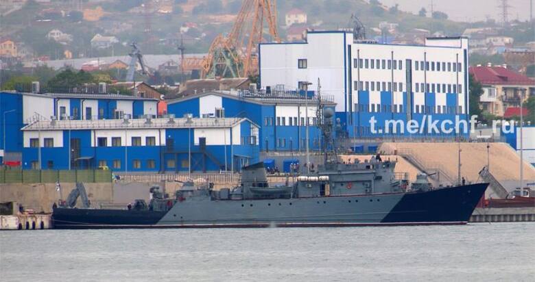 Rosyjski okręt "Iwan Gołubiec" należący do Floty Czarnomorskiej, w nowej kolorystyce po zastosowanym kamuflażu.