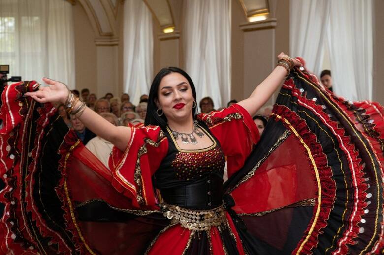 Tańcząca romska kobieta